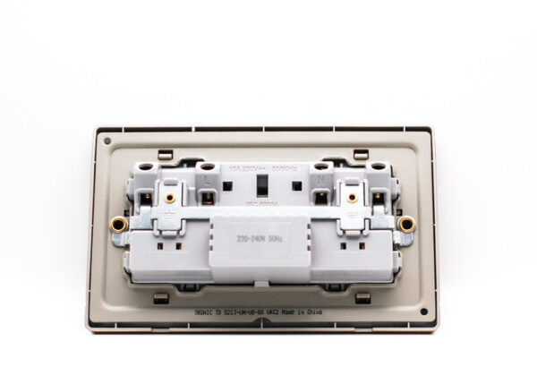 Tronic Universal Twin Socket with USB